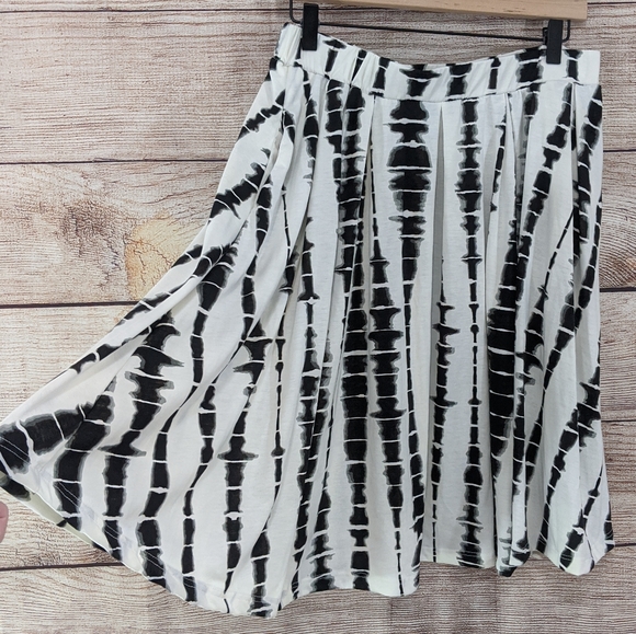 LuLaRoe Dresses & Skirts - LuLaRoe sound wave print "Madison" skirt